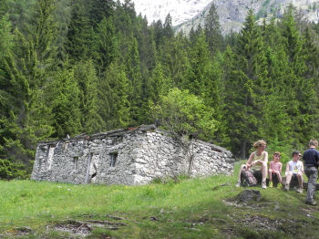 Sosta ai Ruderi di Malga Pradidali (54173 bytes)